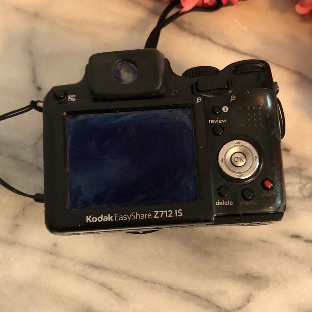 KODAK DIGITAL 35 MM EASY SHARE camera zoom lens 4.0 MPX built flash & guide book